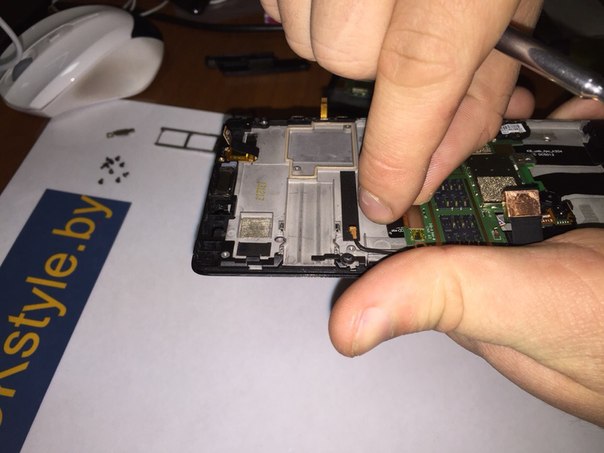 otstegivayem-konektor-displeya-lenovo