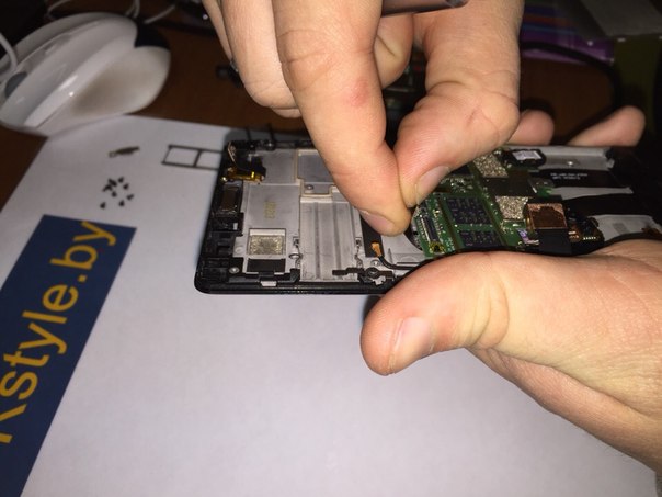 otstegivayem-konektor-nizhney-platy-lenovo