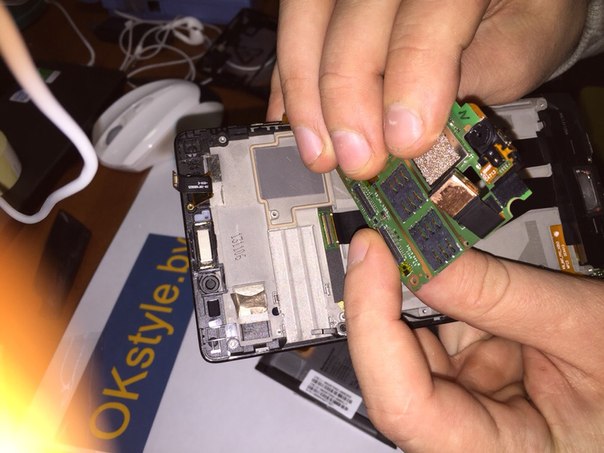 vshchelkivayem-konektor-displeya