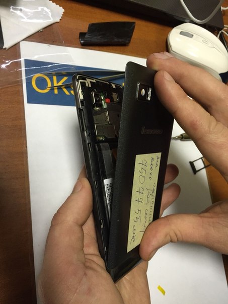 zashchelkivayem-zadnyuyu-kryshku-v-lenovo